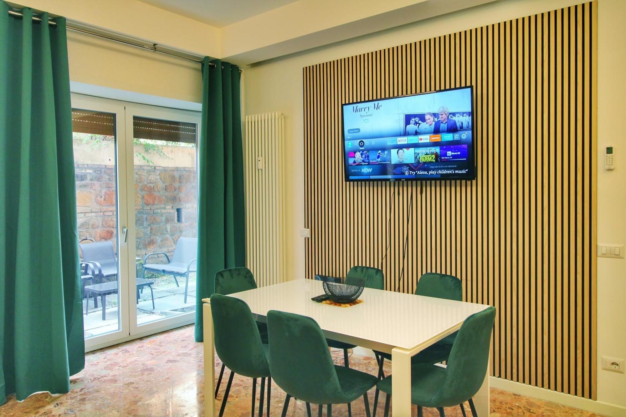 Delicious 2 Bed And Garden By Yh Rom